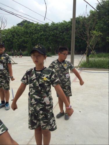 通过影视资料对孩子们进行感恩教育